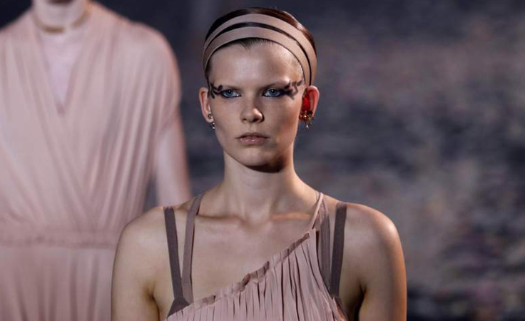 Dior تطلق صيحة آيلاينر جديدة في باريس