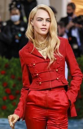 إحصلي على مكياج كارا ديليفين في حفل Met Gala مع مستحضرات ديور