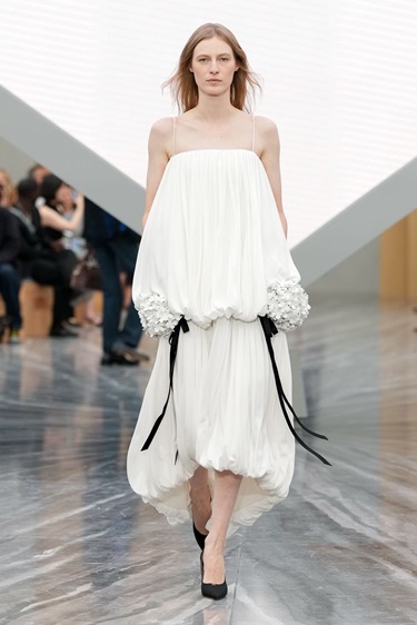 الجرأة والخيال يكتبان البداية الجديدة في Dior صيف 2026