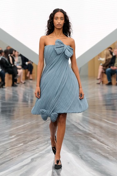 الجرأة والخيال يكتبان البداية الجديدة في Dior صيف 2026