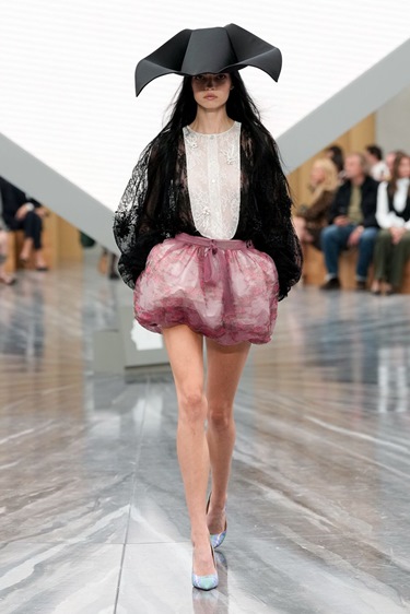 الجرأة والخيال يكتبان البداية الجديدة في Dior صيف 2026