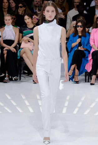 تصاميم Dior تجمع بين العراقة والحداثة في أسبوع الموضة الباريسي