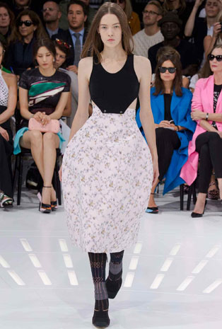تصاميم Dior تجمع بين العراقة والحداثة في أسبوع الموضة الباريسي