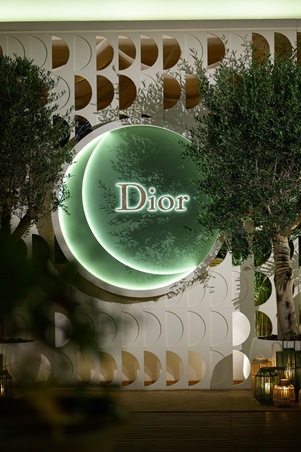 إليكِ تجربة تجمع بين التصميم الرفيع وأجواء البحر