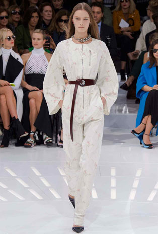 تصاميم Dior تجمع بين العراقة والحداثة في أسبوع الموضة الباريسي