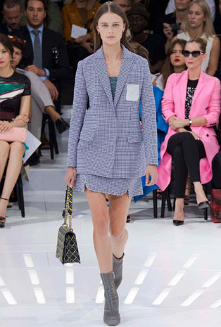 تصاميم Dior تجمع بين العراقة والحداثة في أسبوع الموضة الباريسي