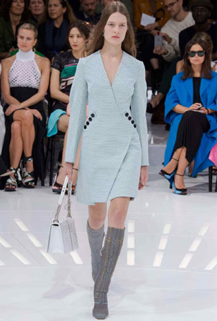 تصاميم Dior تجمع بين العراقة والحداثة في أسبوع الموضة الباريسي
