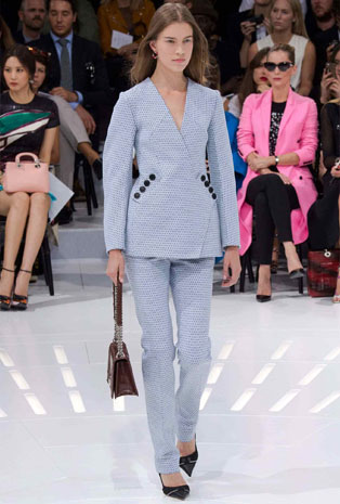 تصاميم Dior تجمع بين العراقة والحداثة في أسبوع الموضة الباريسي