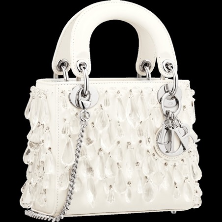 حقيبة Lady Dior بتفاصيل القطرات الشفافة... قصيدة في النقاء والأناقة