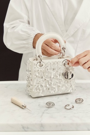 حقيبة Lady Dior بتفاصيل القطرات الشفافة... قصيدة في النقاء والأناقة