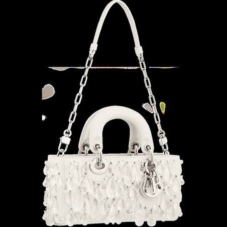 حقيبة Lady Dior بتفاصيل القطرات الشفافة... قصيدة في النقاء والأناقة