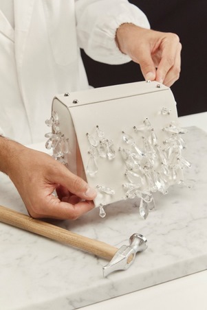 حقيبة Lady Dior بتفاصيل القطرات الشفافة... قصيدة في النقاء والأناقة