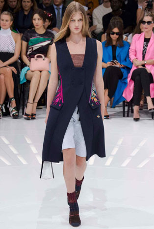 تصاميم Dior تجمع بين العراقة والحداثة في أسبوع الموضة الباريسي