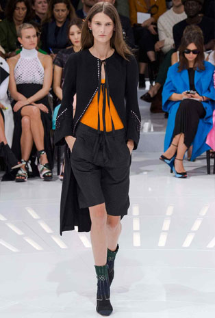 تصاميم Dior تجمع بين العراقة والحداثة في أسبوع الموضة الباريسي