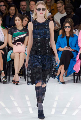 تصاميم Dior تجمع بين العراقة والحداثة في أسبوع الموضة الباريسي