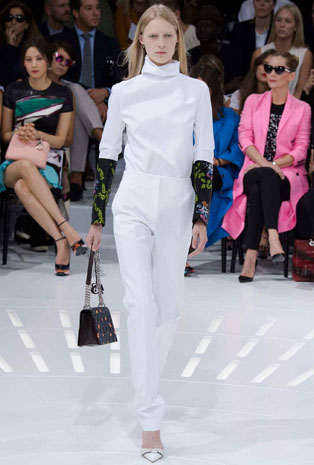 تصاميم Dior تجمع بين العراقة والحداثة في أسبوع الموضة الباريسي