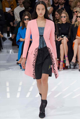 تصاميم Dior تجمع بين العراقة والحداثة في أسبوع الموضة الباريسي
