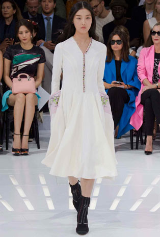 تصاميم Dior تجمع بين العراقة والحداثة في أسبوع الموضة الباريسي