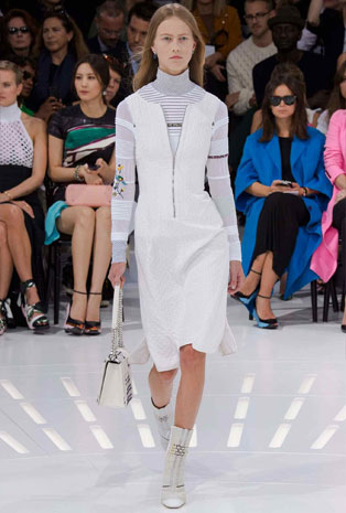 تصاميم Dior تجمع بين العراقة والحداثة في أسبوع الموضة الباريسي