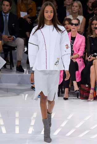 تصاميم Dior تجمع بين العراقة والحداثة في أسبوع الموضة الباريسي