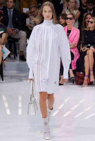 تصاميم Dior تجمع بين العراقة والحداثة في أسبوع الموضة الباريسي