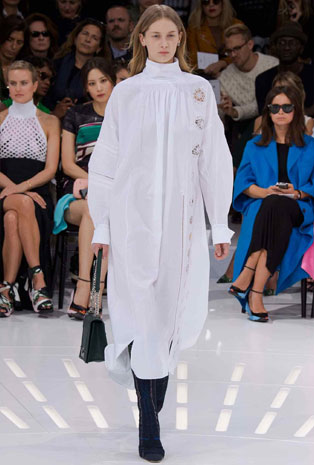 تصاميم Dior تجمع بين العراقة والحداثة في أسبوع الموضة الباريسي