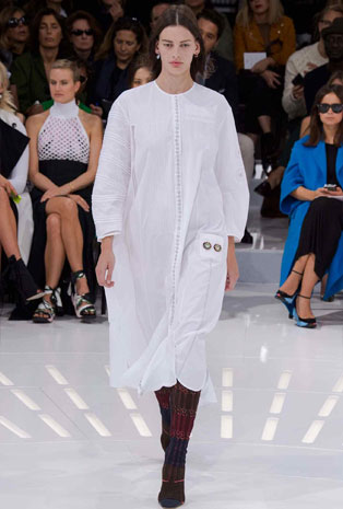 تصاميم Dior تجمع بين العراقة والحداثة في أسبوع الموضة الباريسي