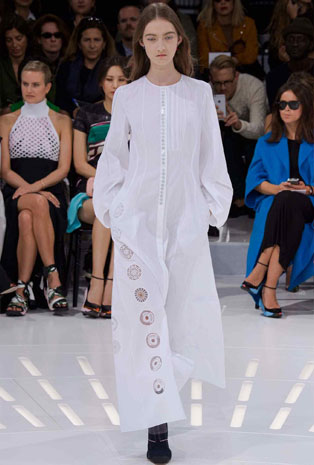 تصاميم Dior تجمع بين العراقة والحداثة في أسبوع الموضة الباريسي