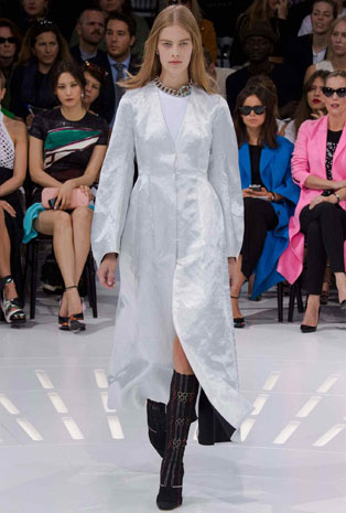 تصاميم Dior تجمع بين العراقة والحداثة في أسبوع الموضة الباريسي