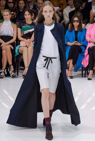 تصاميم Dior تجمع بين العراقة والحداثة في أسبوع الموضة الباريسي