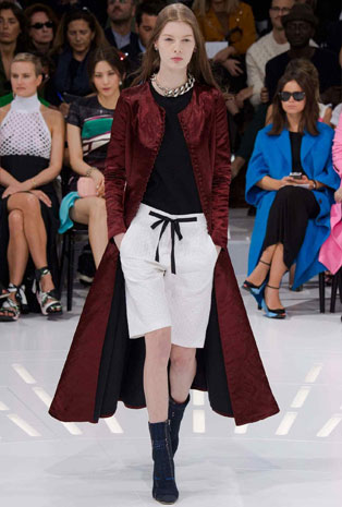 تصاميم Dior تجمع بين العراقة والحداثة في أسبوع الموضة الباريسي