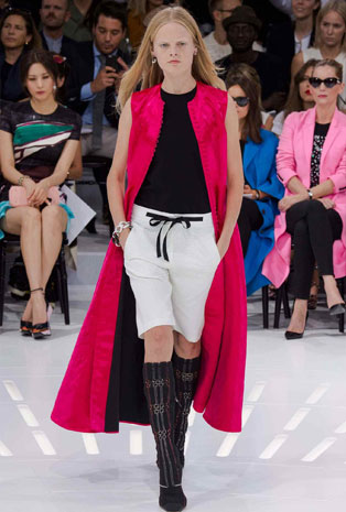 تصاميم Dior تجمع بين العراقة والحداثة في أسبوع الموضة الباريسي