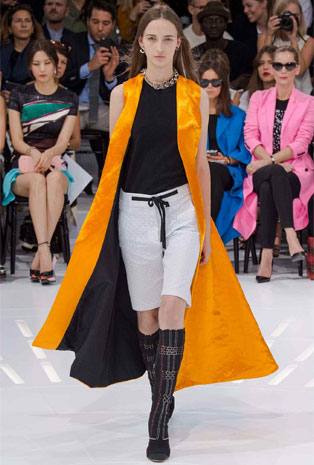 تصاميم Dior تجمع بين العراقة والحداثة في أسبوع الموضة الباريسي