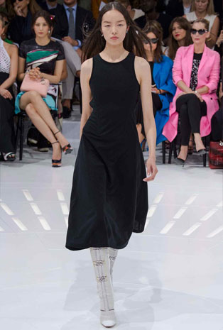 تصاميم Dior تجمع بين العراقة والحداثة في أسبوع الموضة الباريسي