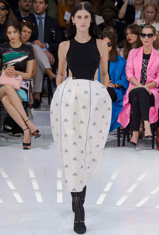 تصاميم Dior تجمع بين العراقة والحداثة في أسبوع الموضة الباريسي