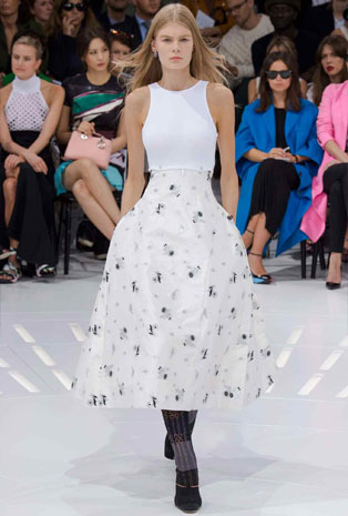 تصاميم Dior تجمع بين العراقة والحداثة في أسبوع الموضة الباريسي