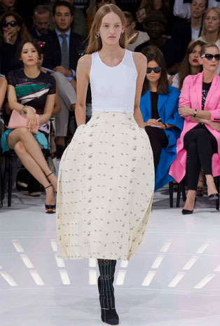 تصاميم Dior تجمع بين العراقة والحداثة في أسبوع الموضة الباريسي