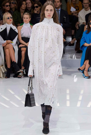 تصاميم Dior تجمع بين العراقة والحداثة في أسبوع الموضة الباريسي