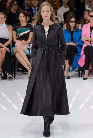 تصاميم Dior تجمع بين العراقة والحداثة في أسبوع الموضة الباريسي