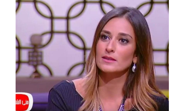 بالفيديو.. مذيعة تضع أمينة خليل في موقف محرج على الهواء.. فما هو رد فعلها؟!