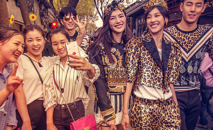 مصمما دولشي أند غابانا يعتذران من الصين: والأخيرة تخرج منتجات الدار من بوتيكاتها