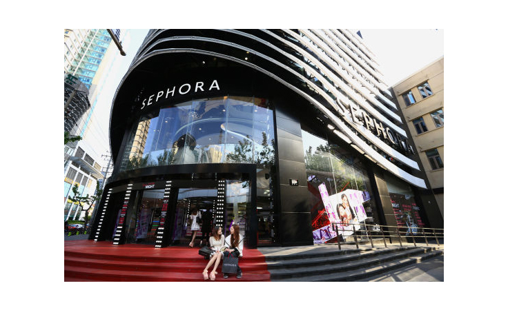 مصمما دولشي أند غابانا يعتذران من الصين: والأخيرة تخرج منتجات الدار من بوتيكاتها