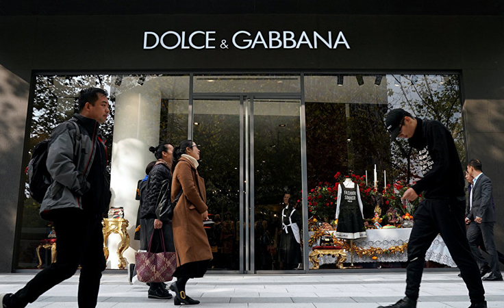 مصمما دولشي أند غابانا يعتذران من الصين: والأخيرة تخرج منتجات الدار من بوتيكاتها