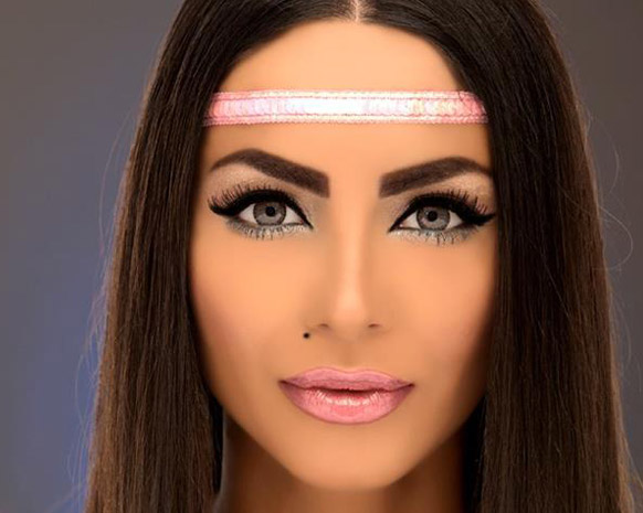 دوللي شاهين تردّ على منتقديها... بالحذاء!