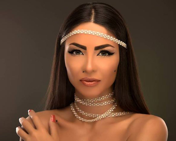 دوللي شاهين تردّ على منتقديها... بالحذاء!
