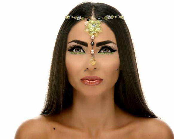 دوللي شاهين تردّ على منتقديها... بالحذاء!
