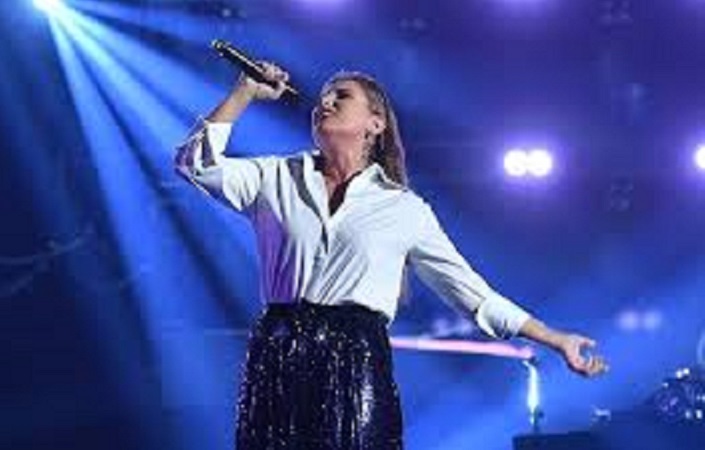 مشتركة «ذا فويس» تُجبِر لجنة التحكيم على الوقوف لها