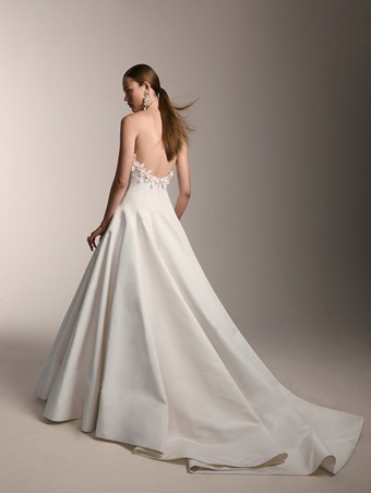 فساتين زفاف أوسكار دي لارينتا.. فخامة الحلم الأبيض