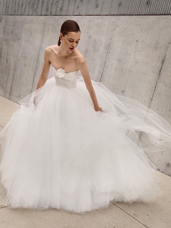 فساتين زفاف أوسكار دي لارينتا.. فخامة الحلم الأبيض