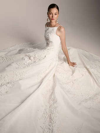 فساتين زفاف أوسكار دي لارينتا.. فخامة الحلم الأبيض